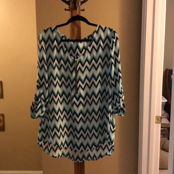 Roz & Ali Tops - Roz & Ali chevron pattern blouse